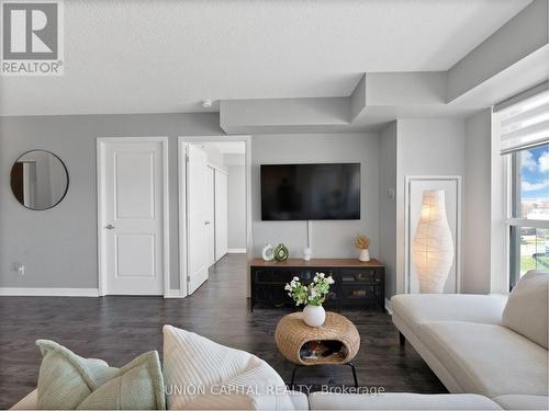 622 - 75 Norman Bethune Avenue E, Richmond Hill, ON - Indoor Photo Showing Living Room