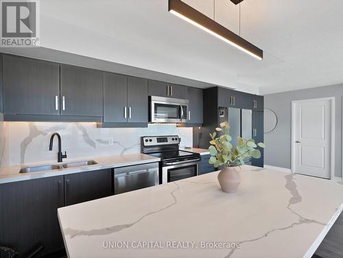 622 - 75 Norman Bethune Avenue E, Richmond Hill, ON - Indoor Photo Showing Kitchen With Double Sink With Upgraded Kitchen