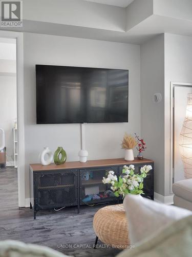 622 - 75 Norman Bethune Avenue E, Richmond Hill, ON - Indoor Photo Showing Living Room