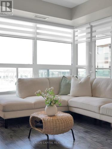 622 - 75 Norman Bethune Avenue E, Richmond Hill, ON - Indoor Photo Showing Living Room