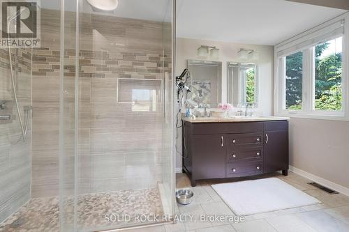 Primary ensuite 4pc with natural light - 41 Framingham Crescent, Ottawa, ON - Indoor Photo Showing Bathroom