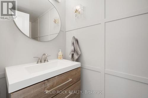 2pc bath main floor - 41 Framingham Crescent, Ottawa, ON - Indoor Photo Showing Bathroom