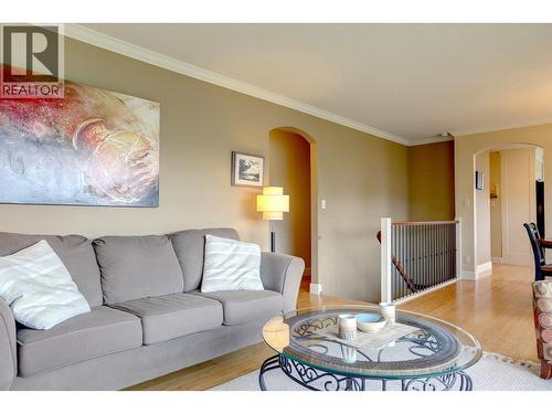 8308 Kalview Drive, Coldstream, BC - Indoor Photo Showing Living Room