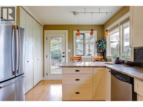 8308 Kalview Drive, Coldstream, BC - Indoor Photo Showing Kitchen