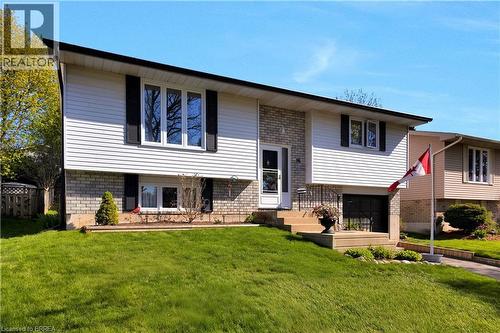 Split-level residence featuring white siding and light-colored brick detailing - 16 Sandlewood Avenue, Brantford, ON - Outdoor