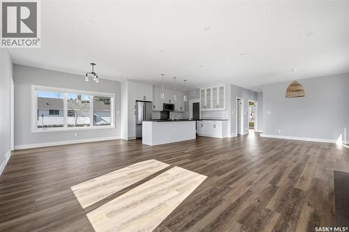 2100 Queen Street, Regina, SK - Indoor Photo Showing Living Room