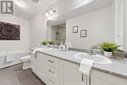 His and hers sinks, 5-piece ensuite. - 