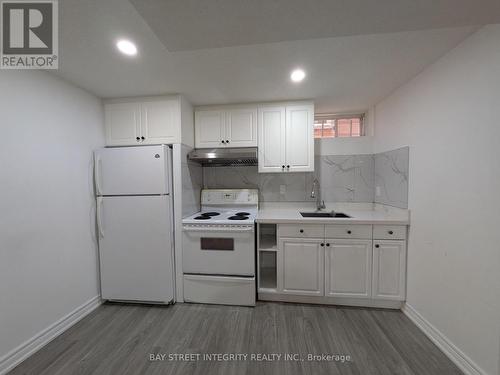 Lower 37 Sandham Crescent, Markham, ON - Indoor Photo Showing Kitchen