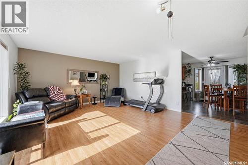 218 Ward Court, Saskatoon, SK - Indoor Photo Showing Living Room