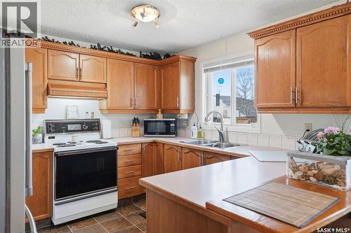218 Ward Court, Saskatoon, SK - Indoor Photo Showing Kitchen With Double Sink
