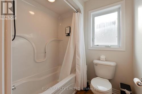 18 Peach Tree Boulevard, St. Thomas, ON - Indoor Photo Showing Bathroom