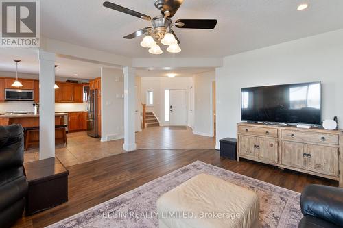 18 Peach Tree Boulevard, St. Thomas, ON - Indoor Photo Showing Living Room