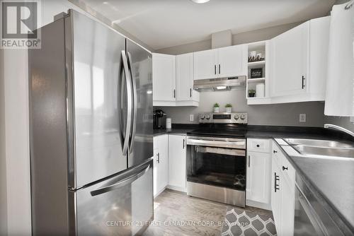34 - 1320 Savannah Drive, London North (North C), ON - Indoor Photo Showing Kitchen With Double Sink