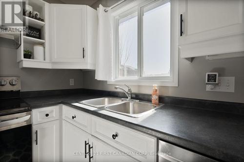 34 - 1320 Savannah Drive, London North (North C), ON - Indoor Photo Showing Kitchen With Double Sink