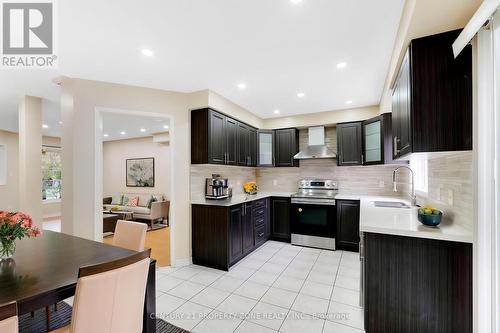 7186 Waldorf Way, Mississauga, ON - Indoor Photo Showing Kitchen With Upgraded Kitchen