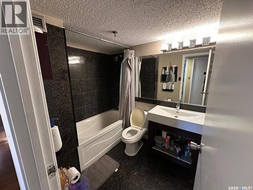 904 405 5Th Avenue N, Saskatoon, SK - Indoor Photo Showing Bathroom