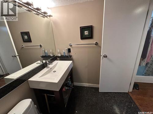 904 405 5Th Avenue N, Saskatoon, SK - Indoor Photo Showing Bathroom