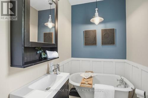 574 Princess Avenue, London East (East F), ON - Indoor Photo Showing Bathroom