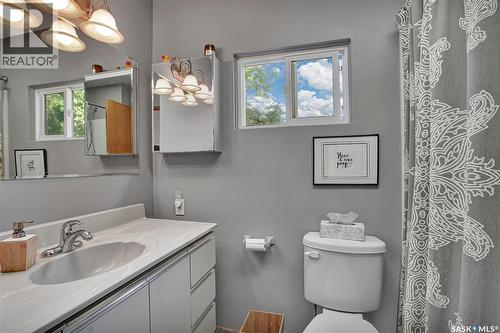 635 4Th Street E, Saskatoon, SK - Indoor Photo Showing Bathroom