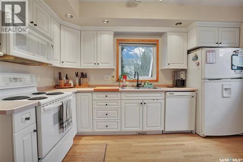 635 4Th Street E, Saskatoon, SK - Indoor Photo Showing Kitchen With Double Sink