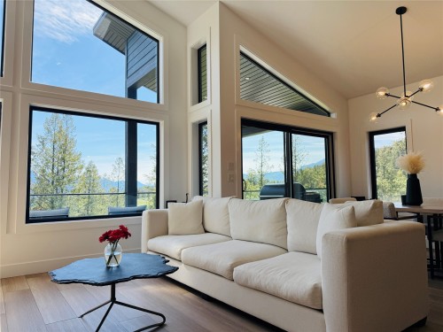 1853 Pine Ridge Mountain Trail, Invermere, BC - Indoor Photo Showing Living Room