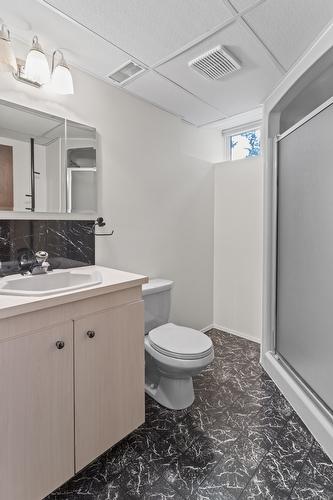 425 Ash Road, Creston, BC - Indoor Photo Showing Bathroom