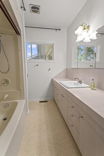 425 Ash Road, Creston, BC - Indoor Photo Showing Bathroom