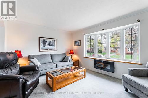 1009 Leonard Avenue, Cornwall, ON - Indoor Photo Showing Living Room