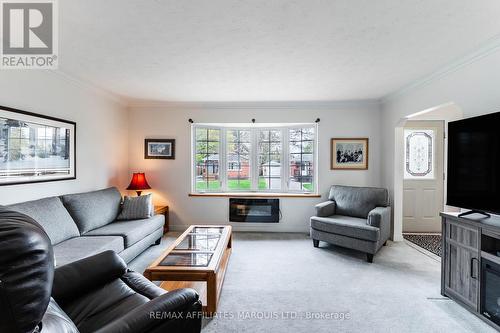 1009 Leonard Avenue, Cornwall, ON - Indoor Photo Showing Living Room