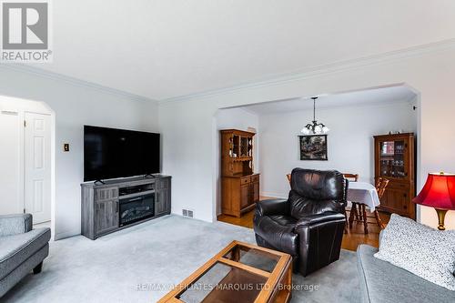 1009 Leonard Avenue, Cornwall, ON - Indoor Photo Showing Living Room