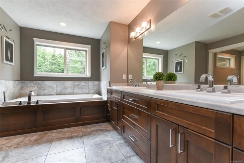 1331 Hudson Rd, Comox, BC 
