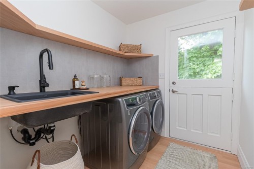 4906 Cordova Bay Rd, Saanich, BC 