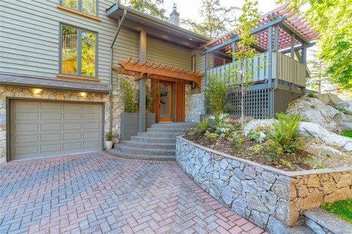 4906 Cordova Bay Rd, Saanich, BC 