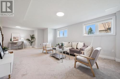 23 Old Ruby Lane, Puslinch, ON - Indoor Photo Showing Living Room