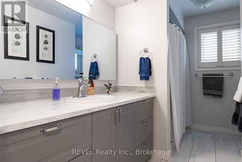 Updated main floor  4 piece bathroom - 9 Amberwood Court, St. Catharines (Lakeport), ON - Indoor Photo Showing Bathroom