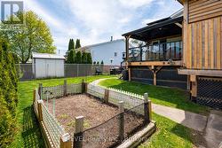 Easy maintenance backyard. Backing on to park. - 