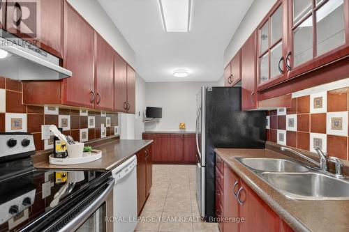 39 Saxton Private, Ottawa, ON - Indoor Photo Showing Kitchen With Double Sink