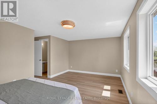 39 Saxton Private, Ottawa, ON - Indoor Photo Showing Bedroom