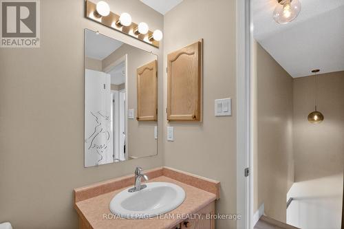 39 Saxton Private, Ottawa, ON - Indoor Photo Showing Bathroom