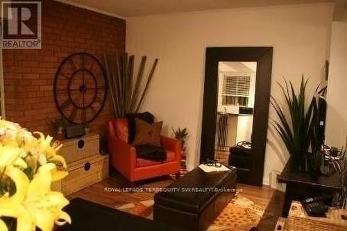 3 - 192 Kenilworth Avenue E, Toronto, ON - Indoor