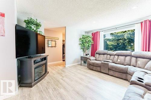 7012 44 Av Nw, Edmonton, AB - Indoor Photo Showing Living Room