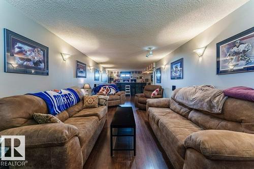 7012 44 Av Nw, Edmonton, AB - Indoor Photo Showing Living Room