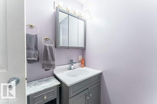 7012 44 Av Nw, Edmonton, AB - Indoor Photo Showing Bathroom