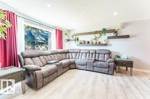 7012 44 Av Nw, Edmonton, AB - Indoor Photo Showing Living Room