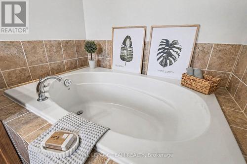 159 Montmorency Way, Ottawa, ON - Indoor Photo Showing Bathroom