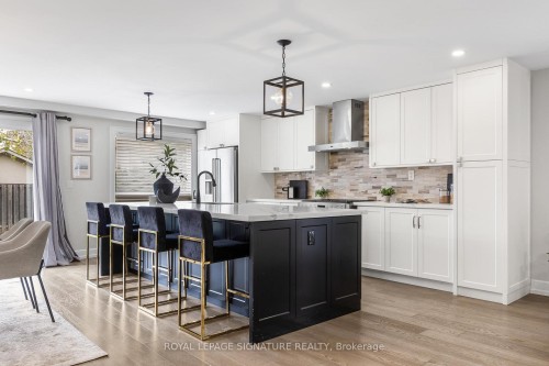 3035 Saracen Court, Mississauga, ON - Indoor Photo Showing Kitchen With Upgraded Kitchen