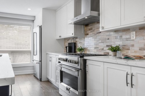 3035 Saracen Court, Mississauga, ON - Indoor Photo Showing Kitchen With Stainless Steel Kitchen With Upgraded Kitchen