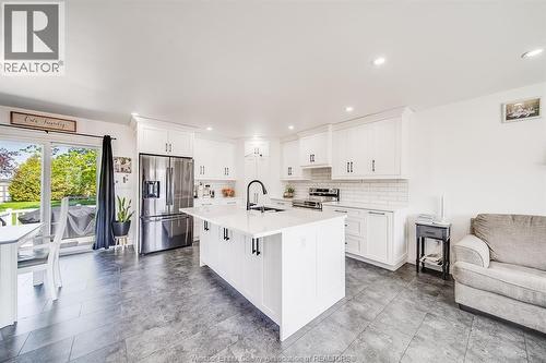18 Campbell, Merlin, ON - Indoor Photo Showing Kitchen With Upgraded Kitchen