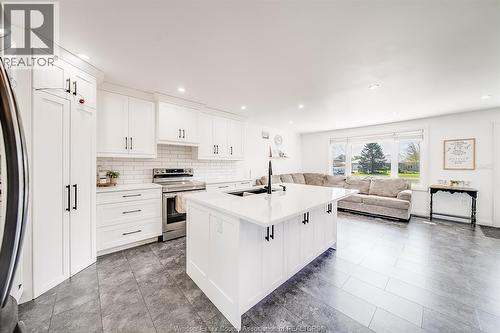 18 Campbell, Merlin, ON - Indoor Photo Showing Kitchen With Upgraded Kitchen