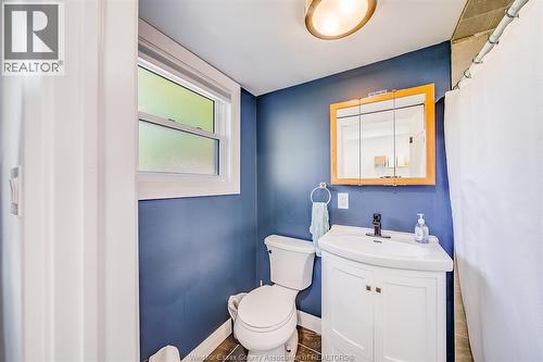 18 Campbell, Merlin, ON - Indoor Photo Showing Bathroom